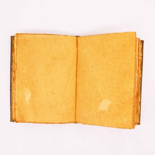 bG9jYWw6Ly9tZWRpYS9IUS8wRC82MFIzMEMxRzZXUzMwREhRLzFlZTdhN2E2LmpwZWc-1.jpg Brun läderbok med dekorativa metallhörn