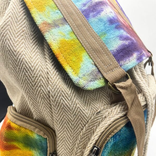 Baksida på tie-dye ryggsäck