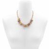 Halsband med beige och bruna stenar mot vit bakgrund