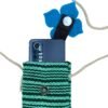 1. Öppen grön mobilväska med blå blomdekor och mobiltelefon