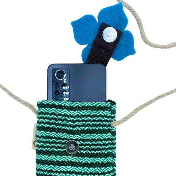1. Öppen grön mobilväska med blå blomdekor och mobiltelefon
