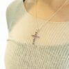 Halsband med ametistkors buret runt halsen