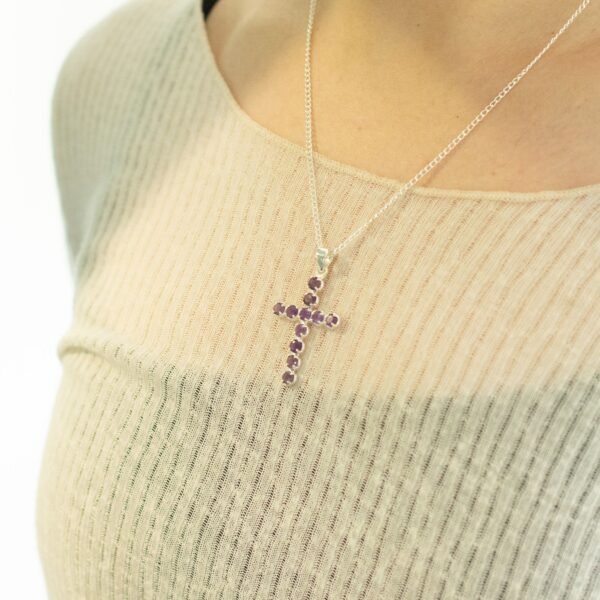 Halsband med ametistkors buret runt halsen