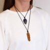 Halsband med gyllene kvarts buret runt halsen