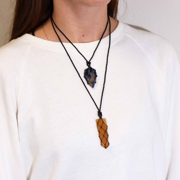 Halsband med gyllene kvarts buret runt halsen
