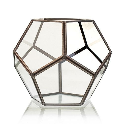 bG9jYWw6Ly9tZWRpYS9TTS82Qy82MFIzMEMxRzZNVEs2Q1NNL2M0NjY5MTJkLmpwZWc.jpg Geometrisk växtdekoration i glas med metallram