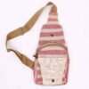 bG9jYWw6Ly9tZWRpYS9TTS9FQy82MFIzMEMxRzZXUktFQ1NNLzljNzQ0NDEzLmpwZWc.jpg Beige och rosa crossbodyväska med vävt mönster