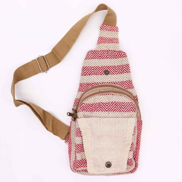 bG9jYWw6Ly9tZWRpYS9TTS9FQy82MFIzMEMxRzZXUktFQ1NNLzljNzQ0NDEzLmpwZWc.jpg Beige och rosa crossbodyväska med vävt mönster