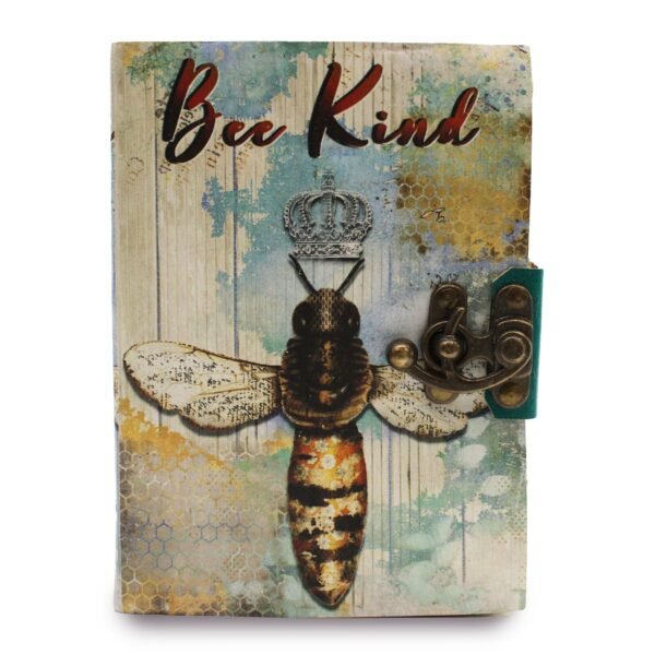 bG9jYWw6Ly9tZWRpYS9TTi8yQy82MFIzMEMxRzZSVDMyQ1NOLzliYWE3YWE3LmpwZWc.jpg Anteckningsbok i läder med Bee Kind-motiv