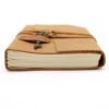 bG9jYWw6Ly9tZWRpYS9TTi9KRC82MFIzMEMxRzZSVzNKRFNOLzcyMWQ3MDMzLmpwZWc-1.jpg Ljusbrun läderbok med nyckeldekoration