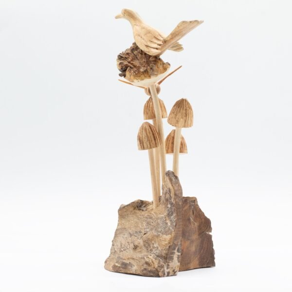 Handgjord träfigur med fågel, svampar och bi