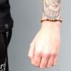 Justerbart tigeröga armband buret på handleden