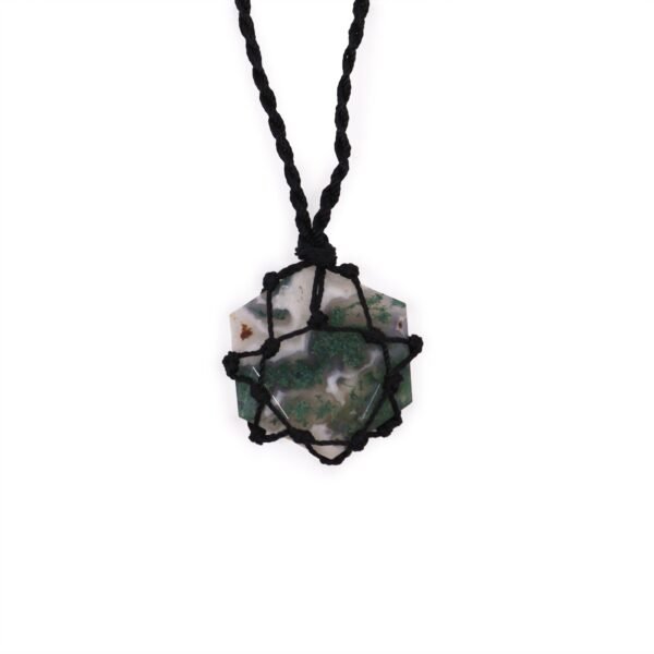 Halsband med hexagonformat hänge i mossagat