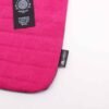 bG9jYWw6Ly9tZWRpYS9TUi9BQy82MFIzMEMxSDc0VzNBQ1NSLzM4NmUzMDJkLmpwZWc.jpg 1. Närbild på rosa stentvättad bomull på laptopväska