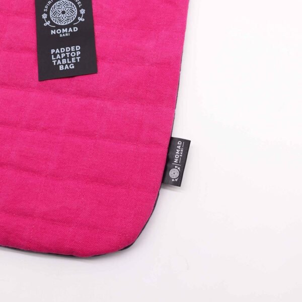 bG9jYWw6Ly9tZWRpYS9TUi9BQy82MFIzMEMxSDc0VzNBQ1NSLzM4NmUzMDJkLmpwZWc.jpg 1. Närbild på rosa stentvättad bomull på laptopväska