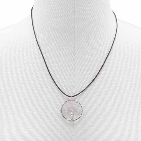 Halsband med bergkristall mot vit bakgrund