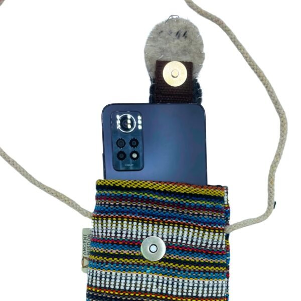 bG9jYWw6Ly9tZWRpYS9TUi9KRC82MFIzMEMxRzZXVDNKRFNSL2ExYzA5NTk4LmpwZWc.jpg 1. Öppen mobilväska med ugglemotiv och mobiltelefon