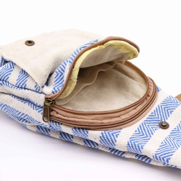 Baksida på blåvit crossbodyväska med axelrem