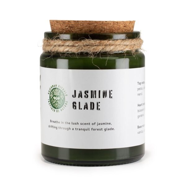 bG9jYWw6Ly9tZWRpYS85Sy82Qy82MFIzMEMxSjY4Uks2QzlLL2FiOGI1YjM1LmpwZw.jpg Doftljus med träveke i mörkgrön glasburk – Jasmin