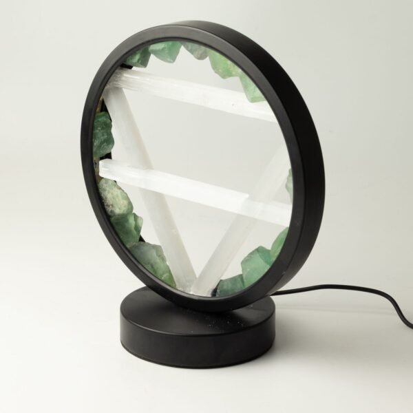bG9jYWw6Ly9tZWRpYS85Ti9BQy82MFIzMEMxSjZXUjNBQzlOLzc4YjI3NWI0LmpwZw.jpg Kristallampa med svart metallfot och USB-kabel