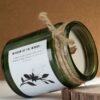bG9jYWw6Ly9tZWRpYS85UC82Qy82MFIzMEMxSjY4Uks2QzlQL2I5Yjc0YzZmLmpwZw.jpg Närbild på doftljus med träveke i glasburk