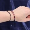 bG9jYWw6Ly9tZWRpYS8xSi8yRS82MFIzMEMxRzZXVEsyRTFKLzg1YWVhN2UyLmpwZWc.jpg Kristallarmband för Jungfrun på handled