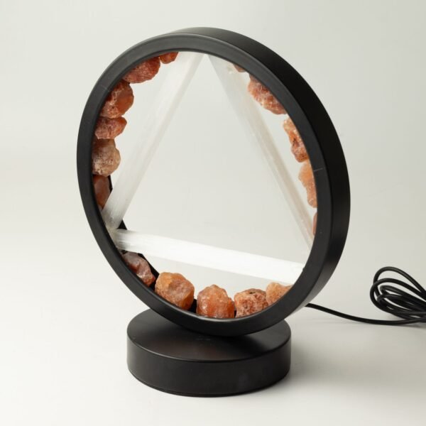 bG9jYWw6Ly9tZWRpYS8xSy9BQy82MFIzMEMxSjZXUjNBQzFLL2EyNjEwZjMyLmpwZw.jpg Kristallampa med svart metallfot och USB-kabel