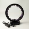 bG9jYWw6Ly9tZWRpYS9ISi9BQy82MFIzMEMxSjZXUjNBQ0hKLzYwMmVkM2U5LmpwZw.jpg Kristallampa med svart metallfot och USB-kabel
