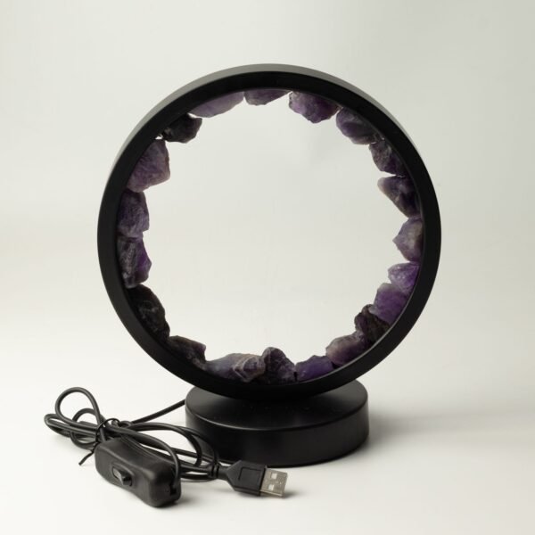 bG9jYWw6Ly9tZWRpYS9ISi9BQy82MFIzMEMxSjZXUjNBQ0hKLzYwMmVkM2U5LmpwZw.jpg Kristallampa med svart metallfot och USB-kabel