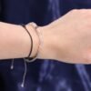 bG9jYWw6Ly9tZWRpYS9TRy8yRC82MFIzMEMxRzZXVEsyRFNHLzc4NDU3NzNlLmpwZWc.jpg Kristallarmband för Tvillingarna på handled