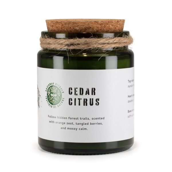 Doftljus med träveke i mörkgrön glasburk – Cederträ och citrus